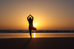 Frau beim Surf Yoga